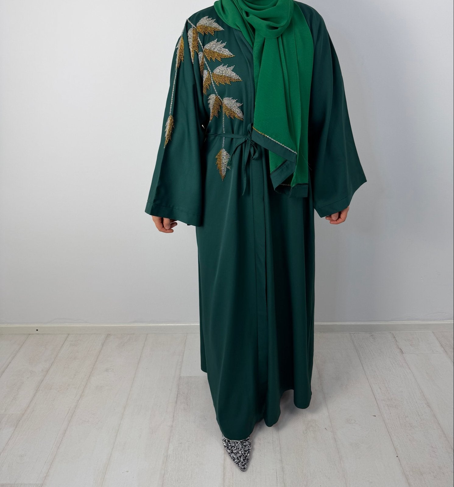 Elegante Groene Abaya met Gouden Bladborduurwerk, Maat 38/40 (M), Nieuw, Ophalen of Verzenden, Onder de knie