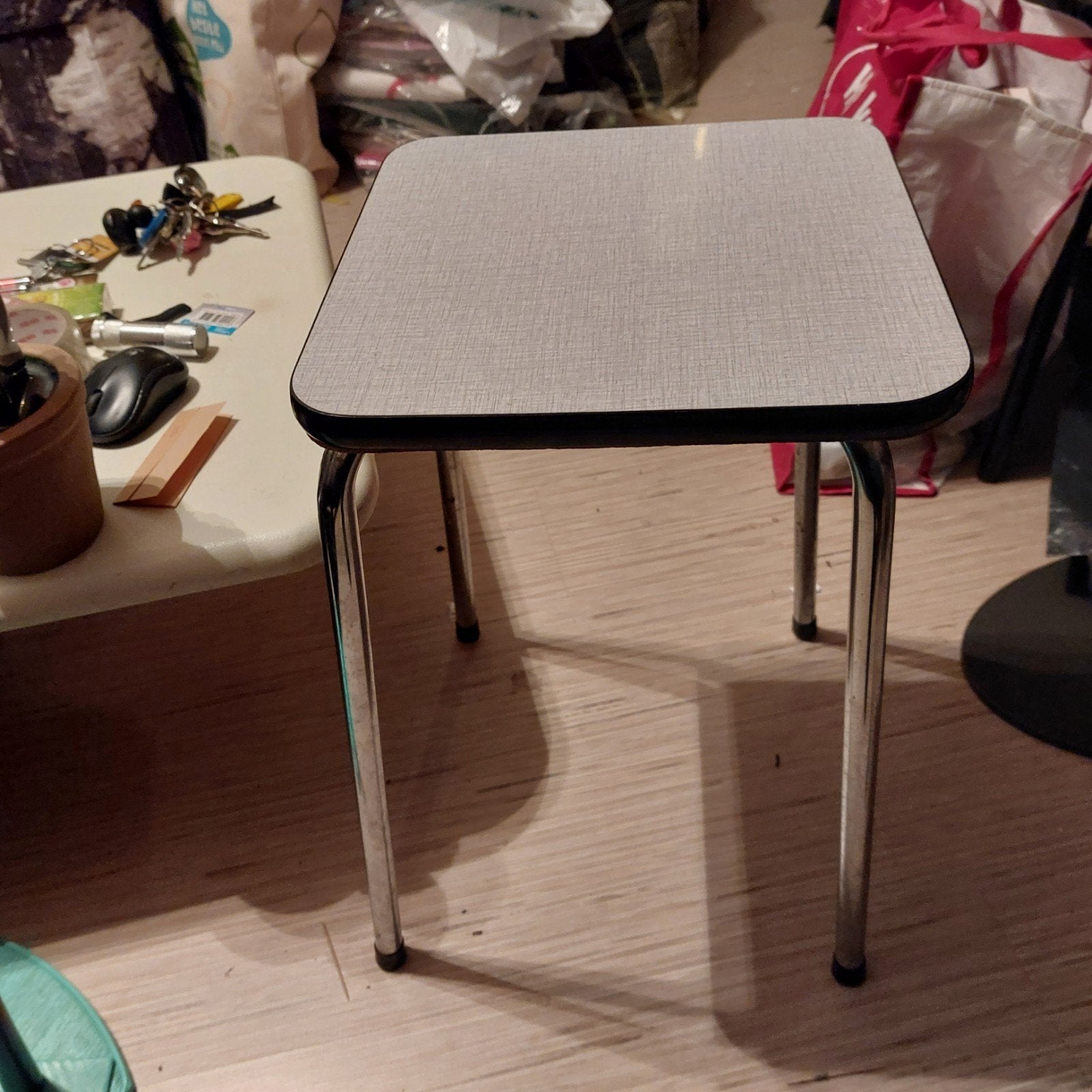 Vintage bijzettafels van  Formica, Minder dan 55 cm, Gebruikt, Metaal of Aluminium, Vintage