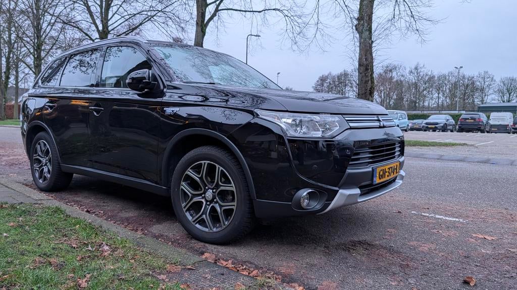 Mitsubishi Outlander 2.0 PHEV 4WD Leder Instyle+ Executive, Auto's, Mitsubishi, 1998 cc, Navigatiesysteem, Outlander, Zwart