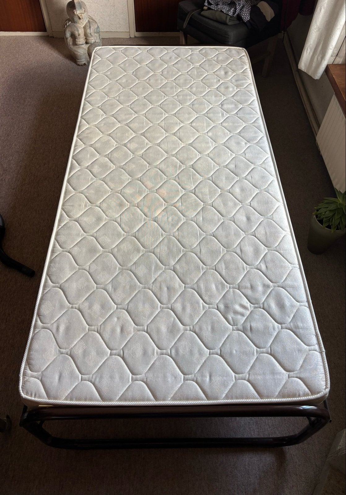 Inklapbaar logeerbed met verstelbare rugleuning en matras, Huis en Inrichting, Slaapkamer | Bedden, Ophalen, 90 cm, Eenpersoons