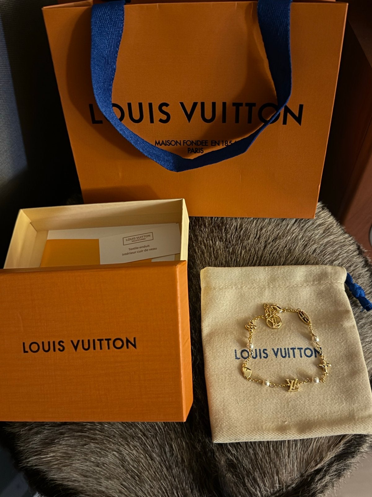 Louis Vuitton Armband met parels en LV-monogram, Staal, Nieuw, Ophalen of Verzenden, Met bedels of kralen