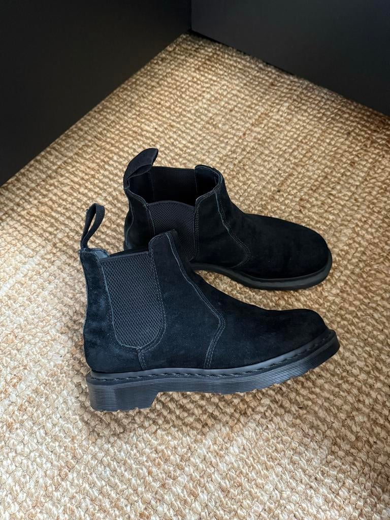 Dr. Martens Chelsea Boots Zwart Suède - maat 41, Zwart, Boots, Ophalen of Verzenden, Zo goed als nieuw
