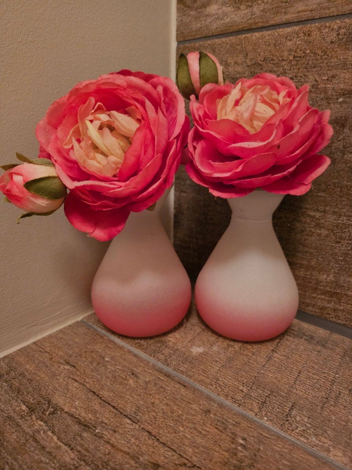Set van 2 roze vazen met kunstbloemen, Huis en Inrichting, Woonaccessoires | Vazen, Zo goed als nieuw, Overige kleuren, Glas, Ophalen of Verzenden