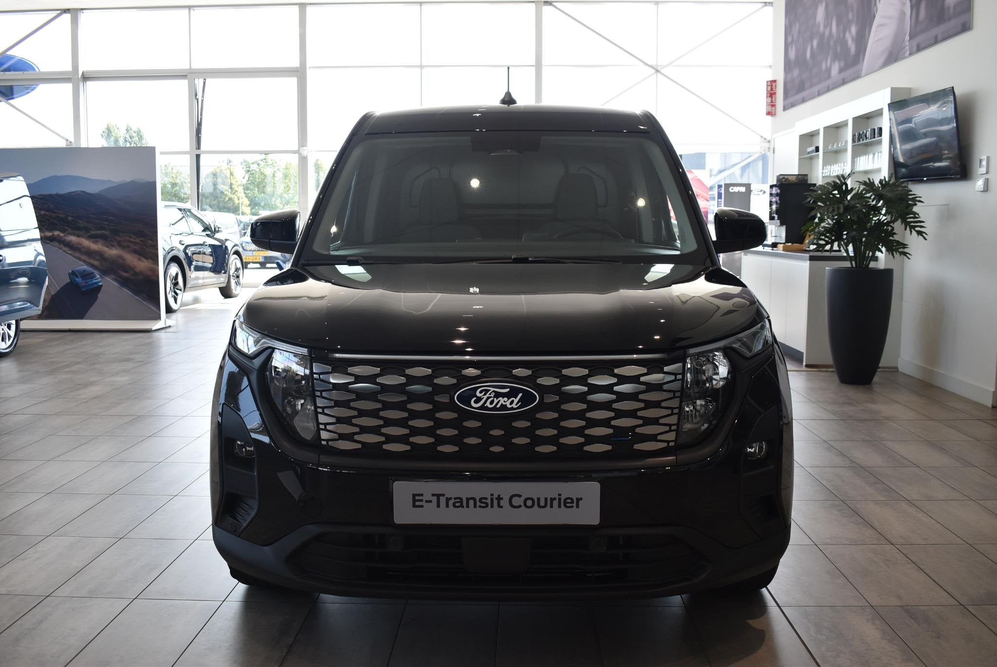 Ford E-Transit Cour. Limited 44 kWh | Showroom Voorraad | Tr, Auto's, Origineel Nederlands, 1524 kg, Nieuw, 2 stoelen