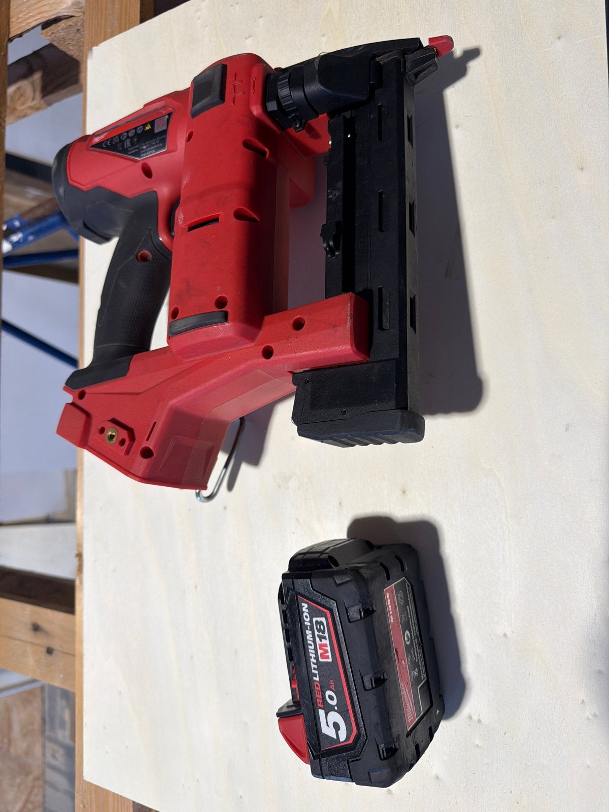 Milwaukee M18 FNCS18GS tacker met 5.0 Ah accu, Ophalen of Verzenden, Zo goed als nieuw, Tacker/nietmachine, Milwaukee