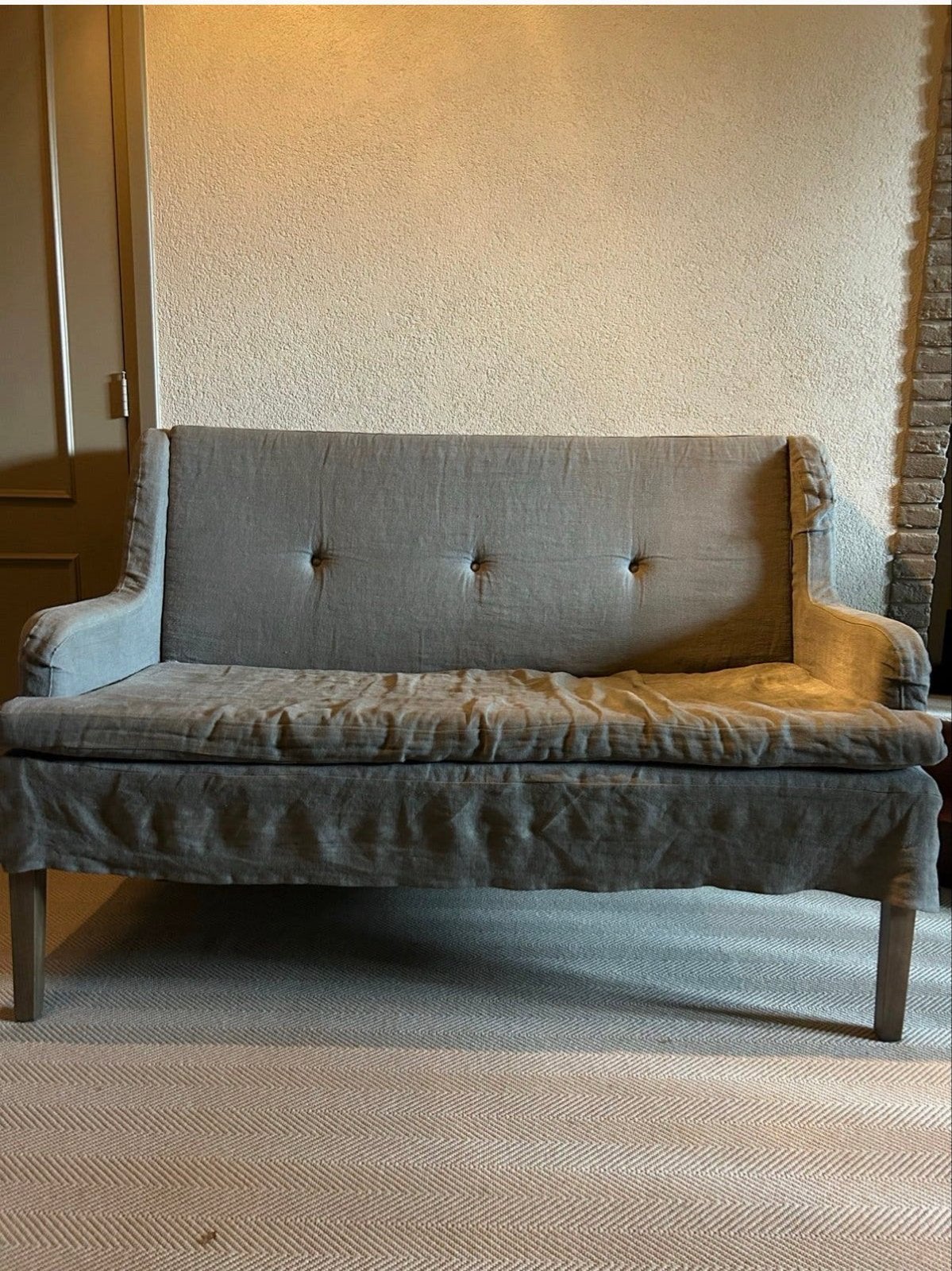 Hoffz Comfortabele grijze linnen bank met knoopdetails, Gebruikt, Tweepersoons, Ophalen of Verzenden, Minder dan 150 cm
