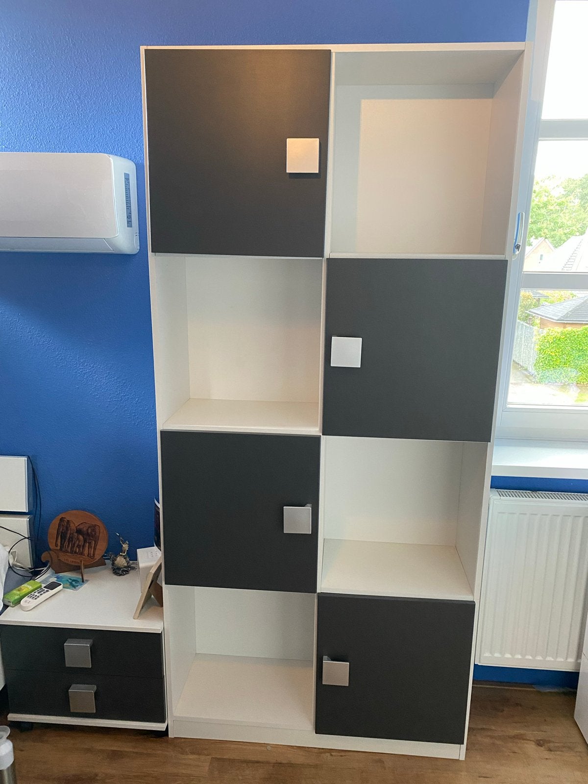 Moderne witte kast met donkere deuren en open vakken, Huis en Inrichting, Kasten | Boekenkasten, Ophalen, Gebruikt, 200 cm of meer