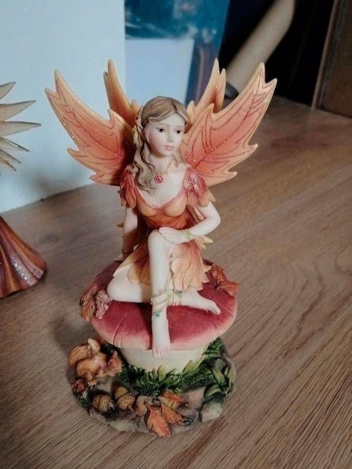 Mysticalls Autumn Fairy Solstice elf op paddenstoel MC157024, Ophalen, Zo goed als nieuw, Fantasy
