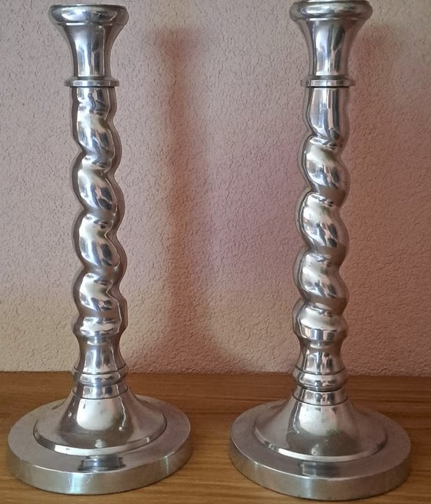 Set van 2 zilverkleurige gedraaide kandelaars, Ophalen of Verzenden, Overige materialen