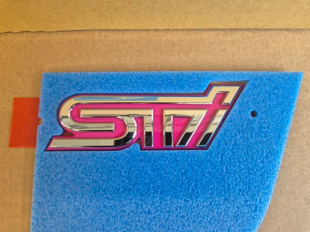 subaru impreza GD STI pink/chroom kofferbak badge 93073FE580, Ophalen of Verzenden