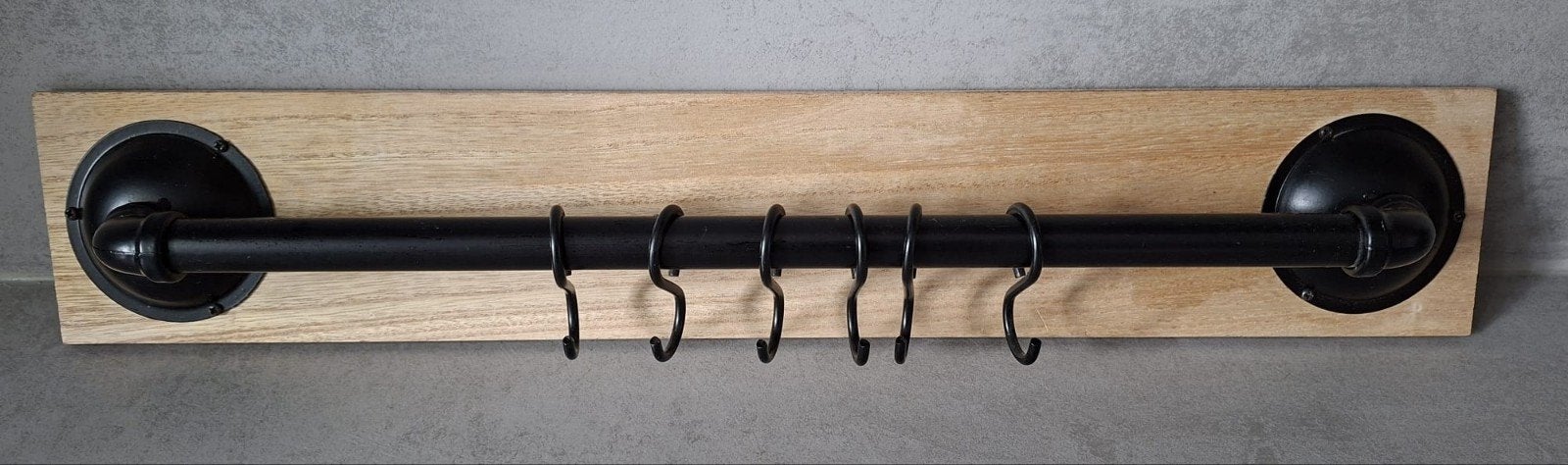 Wandplank met ijzeren stang en 6 haken, Hout, Ophalen of Verzenden, Zo goed als nieuw, Bruin