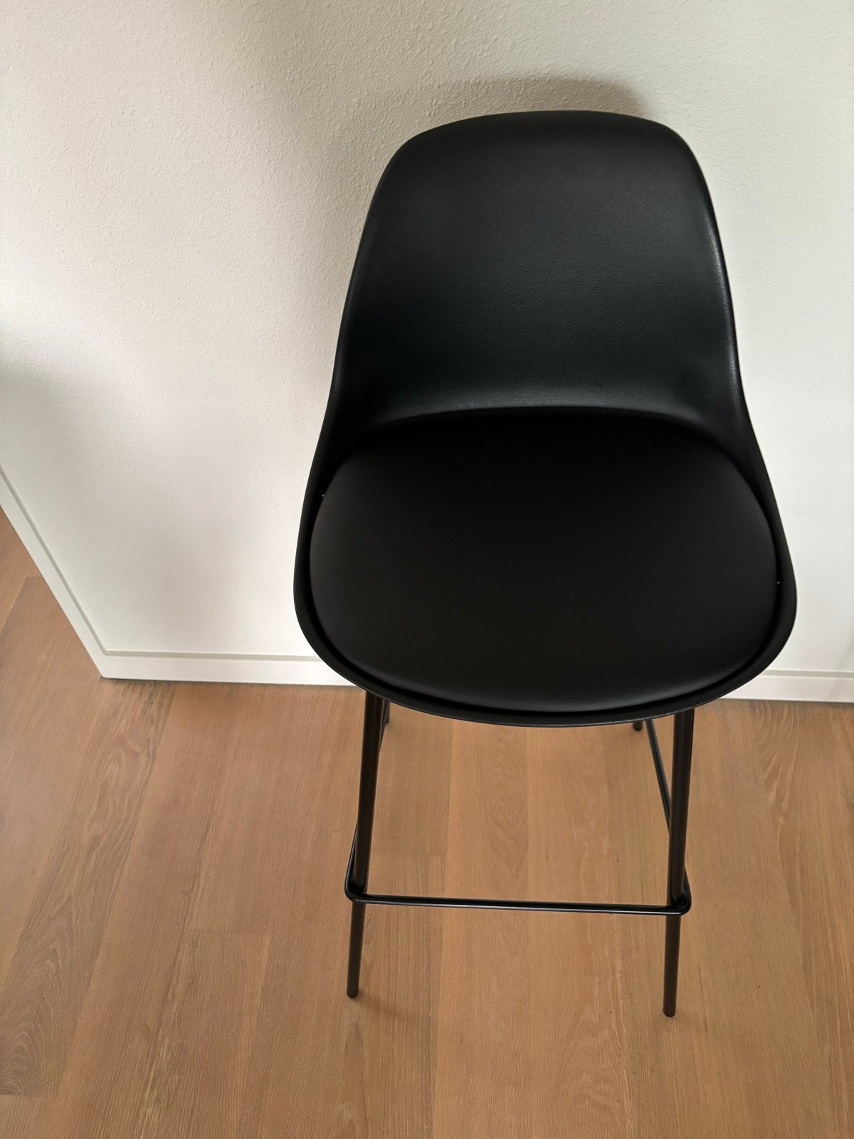 Twee zwarte barkrukken met rugleuning en voetsteun, Huis en Inrichting, Barkrukken, Ophalen, Kunststof, Met voetsteun, Zo goed als nieuw