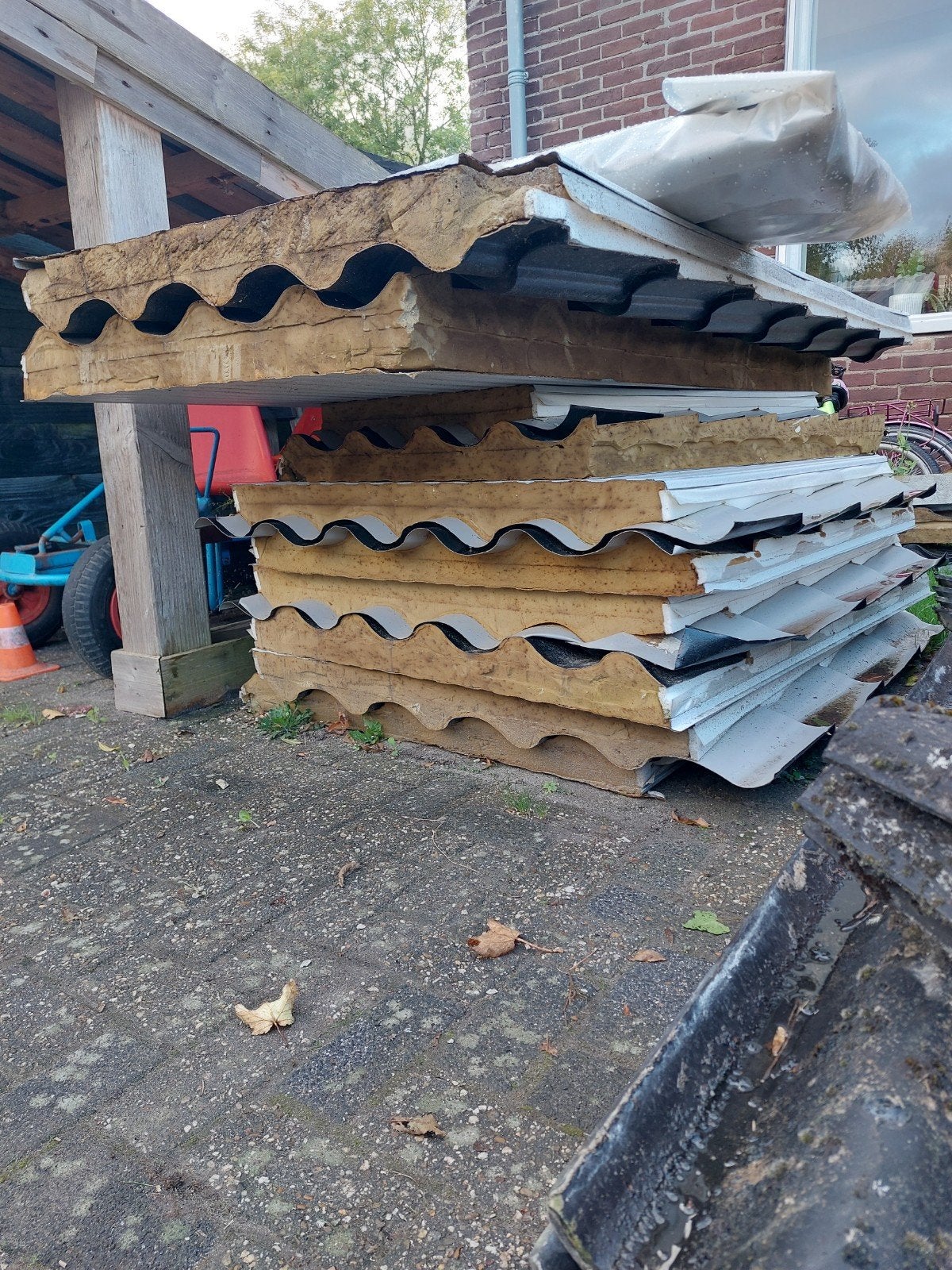 Zwarte dakpanplaten met isolatie, Ophalen, Zwart, 5 tot 10 m², Golfplaat