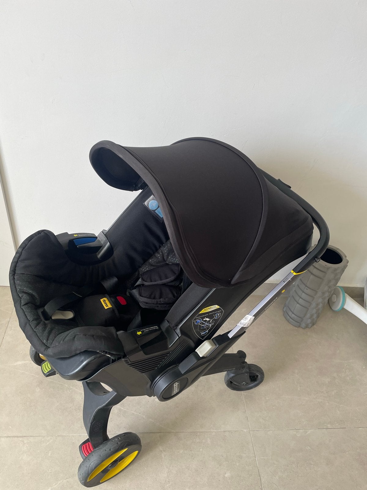 Doona Infant Autostoel + Newborn Insert - Uitstekende Staat, Autogordel, Zijbescherming, Zo goed als nieuw, 0 t/m 13 kg
