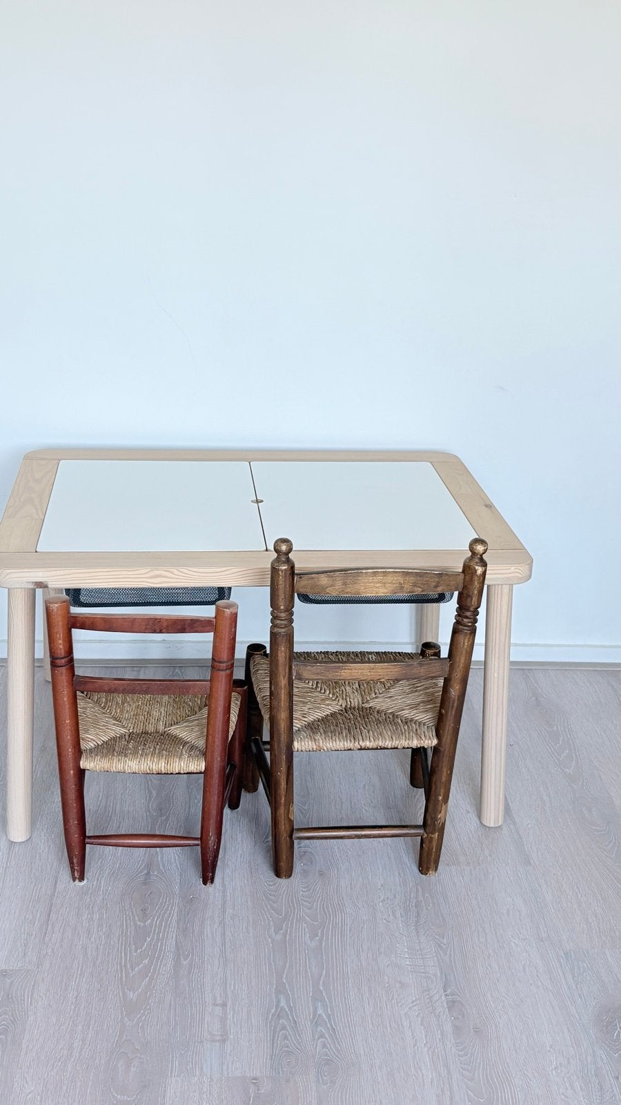 Ikea kindertafel met opbergruimte en 2 vintage stoeltjes, Ophalen, Gebruikt, Tafel(s) en Stoel(en)