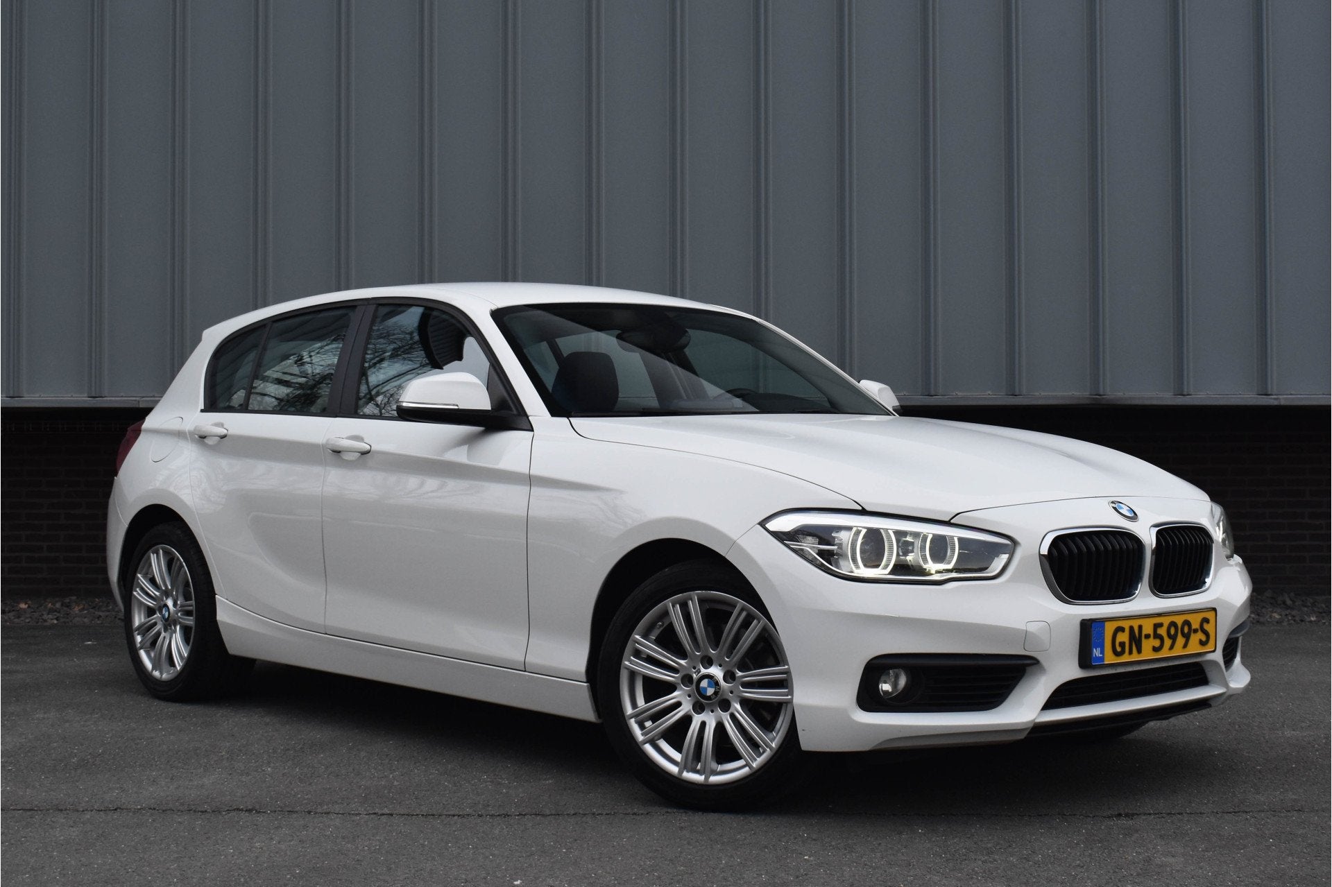 BMW 1-serie 120i Aut. 177PK | Leder | Navi | NL Auto | Deal., Auto's, Achterwielaandrijving, Gebruikt, 4 cilinders, Wit