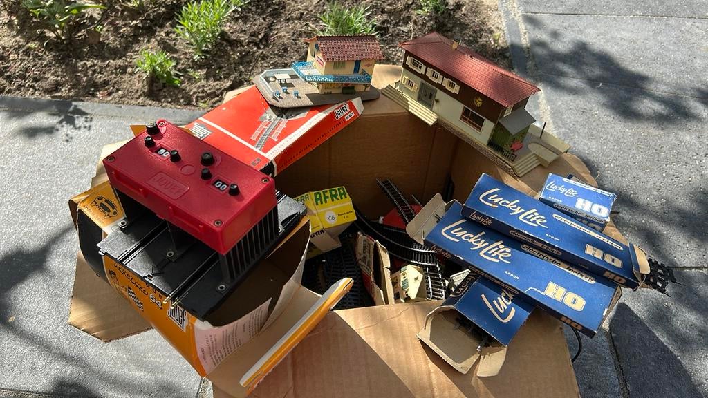 Doos met oud trein speelgoed: o.a. Jouef en HO lucky Life, Ophalen of Verzenden, Zo goed als nieuw, Gelijkstroom, Overige merken