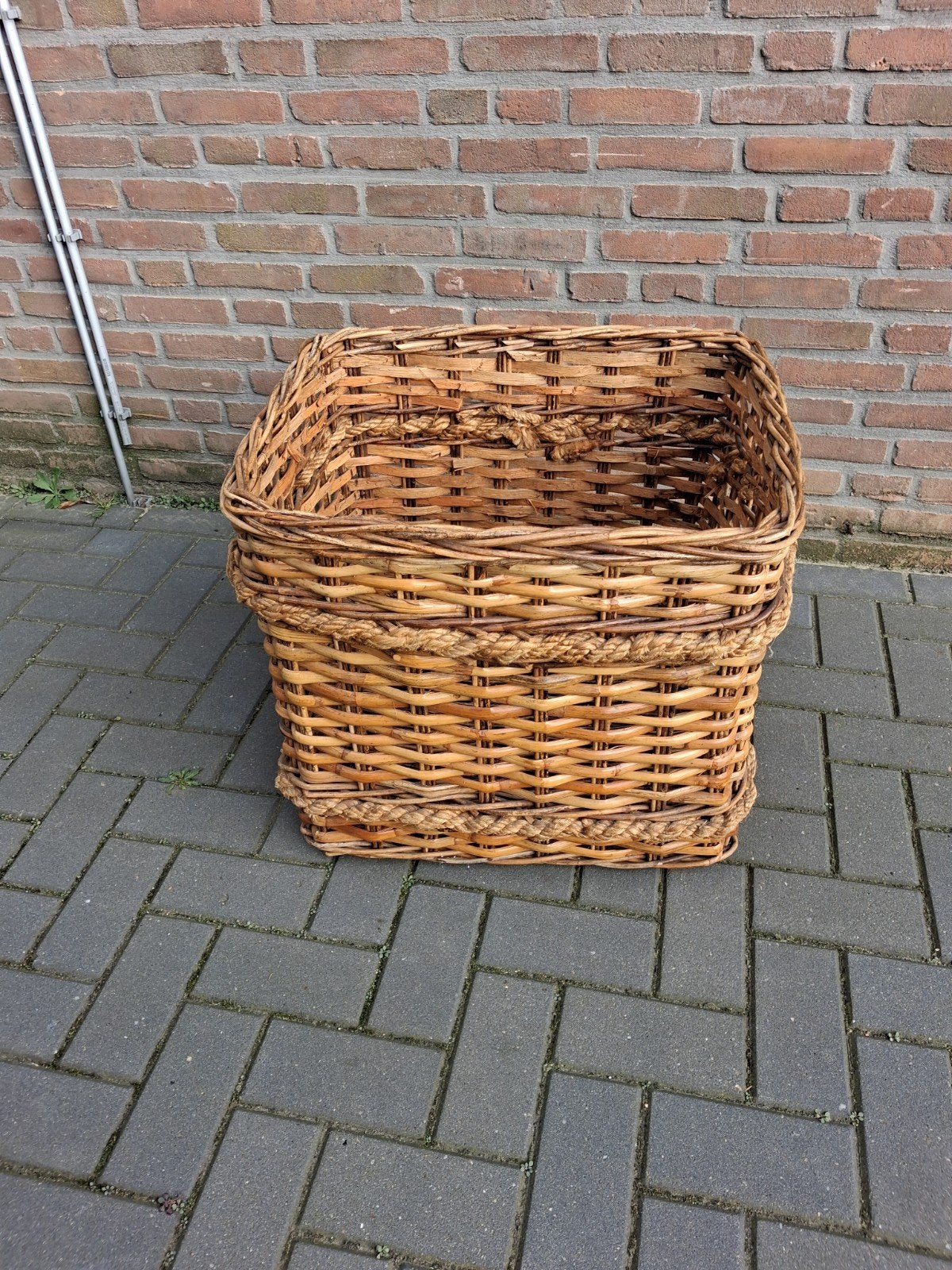 oude rieten grote mand, Ophalen, Gebruikt, Gevlochten, Mand