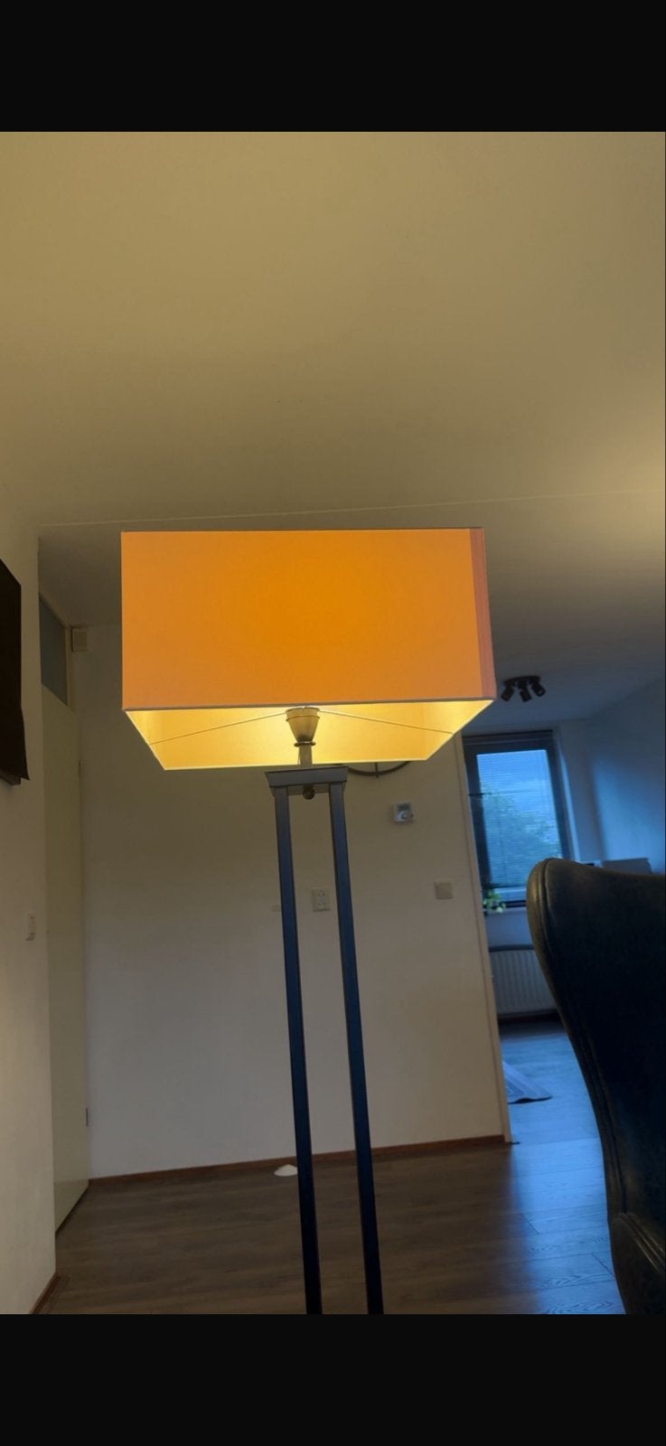 Stijlvolle staande lamp met cream kap, Huis en Inrichting, Gebruikt, Metaal, 150 tot 200 cm, E27 (groot)