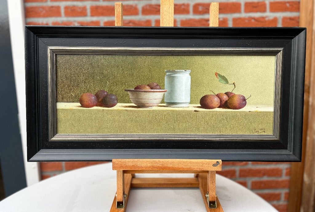 Pruimen op tafel en in een schaal en een zalfpotje. Leo Pors