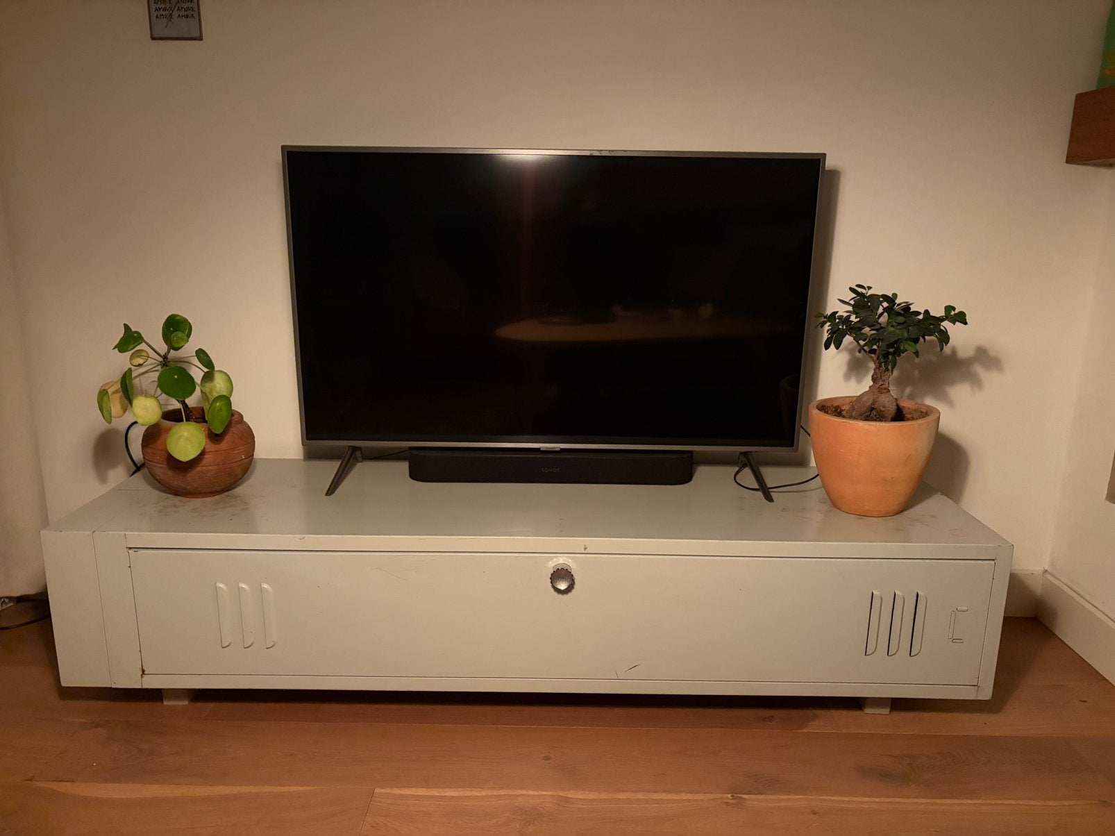 Grijze locker tv kast, Huis en Inrichting, 150 tot 200 cm, Ophalen of Verzenden, Zo goed als nieuw, Minder dan 100 cm