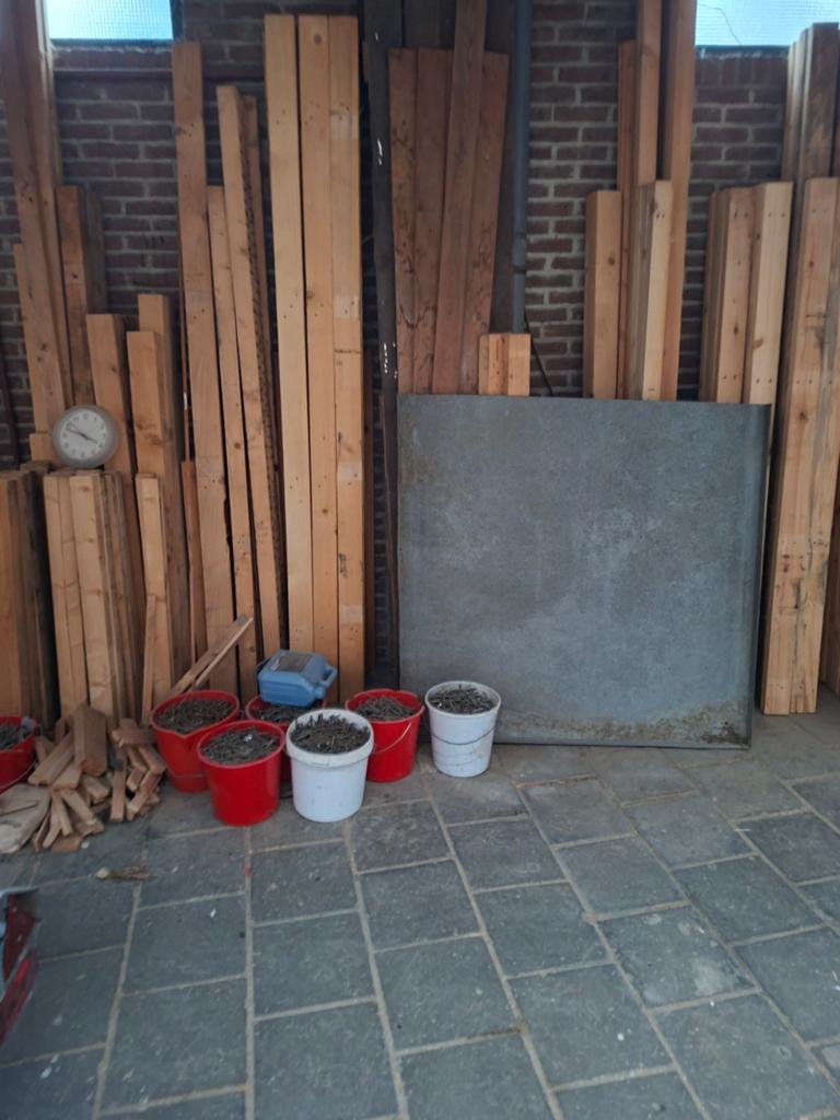 Houten balken lengte 2,5mtr  10bij4cm prijs 5,50euro, Tuin en Terras, Palen, Balken en Planken, Ophalen, 250 cm of meer, Balken