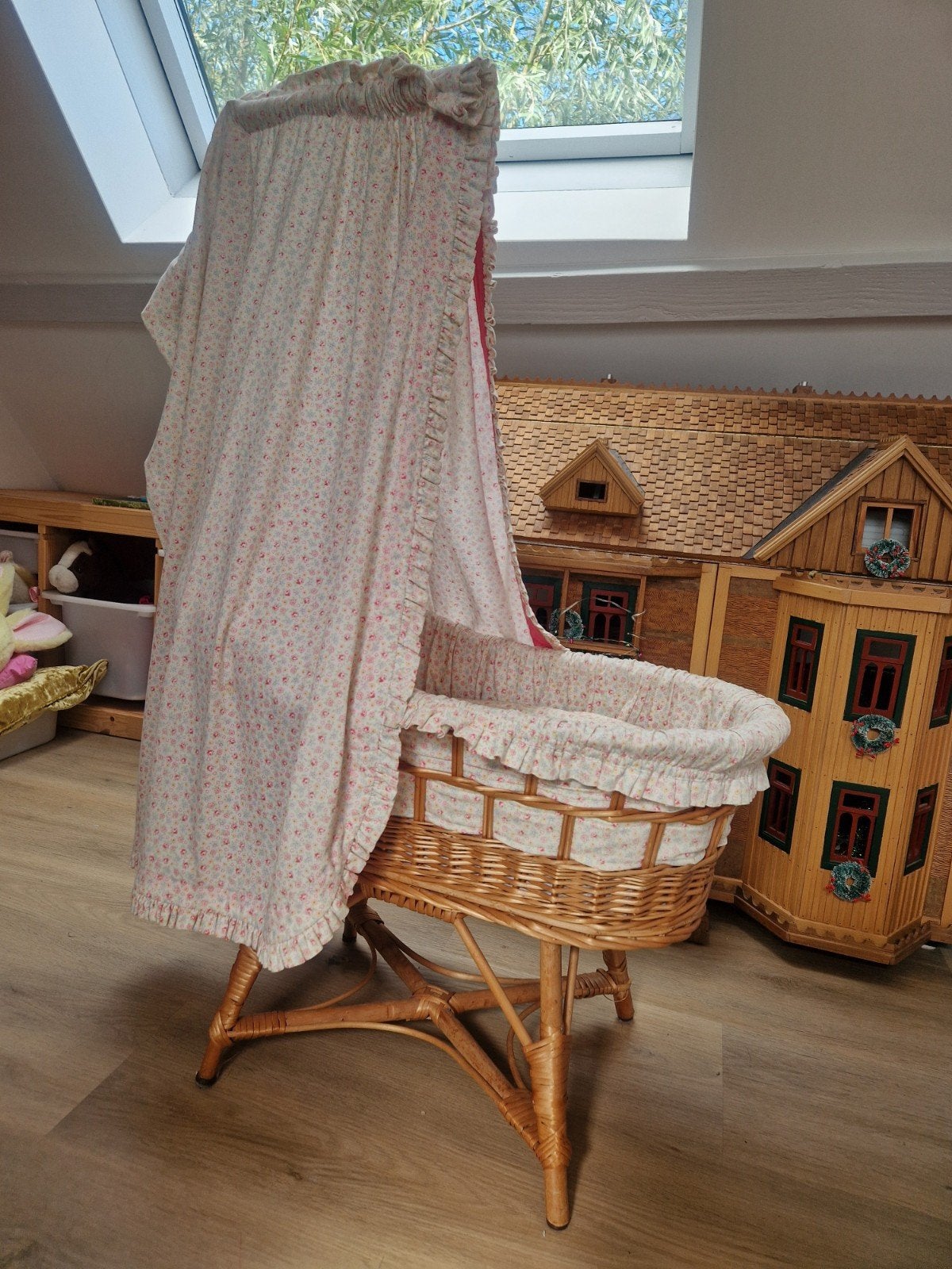 poppenwiegje rotan en bloemenmotief, Kinderen en Baby's, Ophalen, Zo goed als nieuw, Wieg