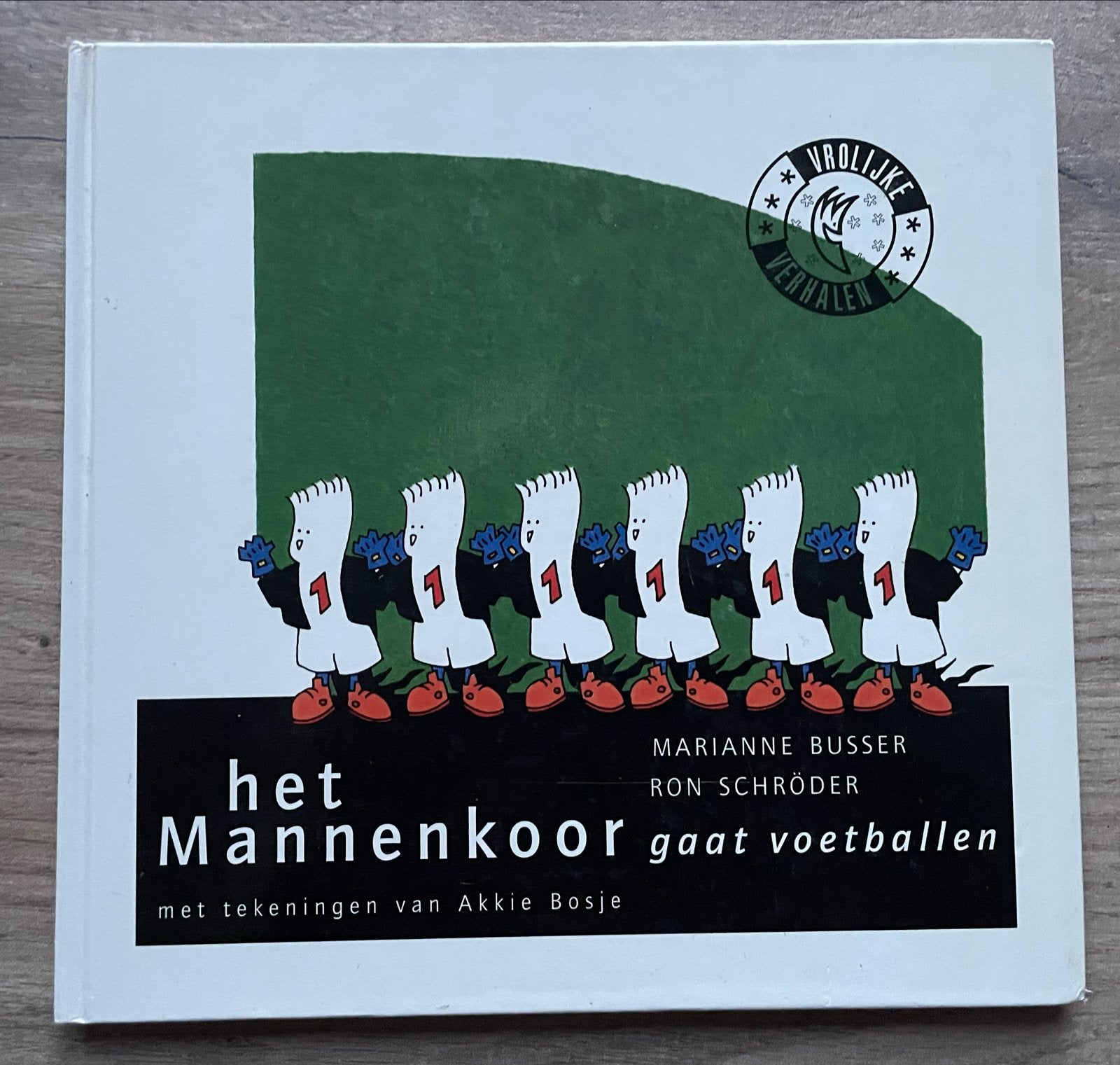 Het Mannenkoor Gaat Voetballen - Marianne Busser, Boeken, Ophalen of Verzenden, Zo goed als nieuw, Fictie algemeen