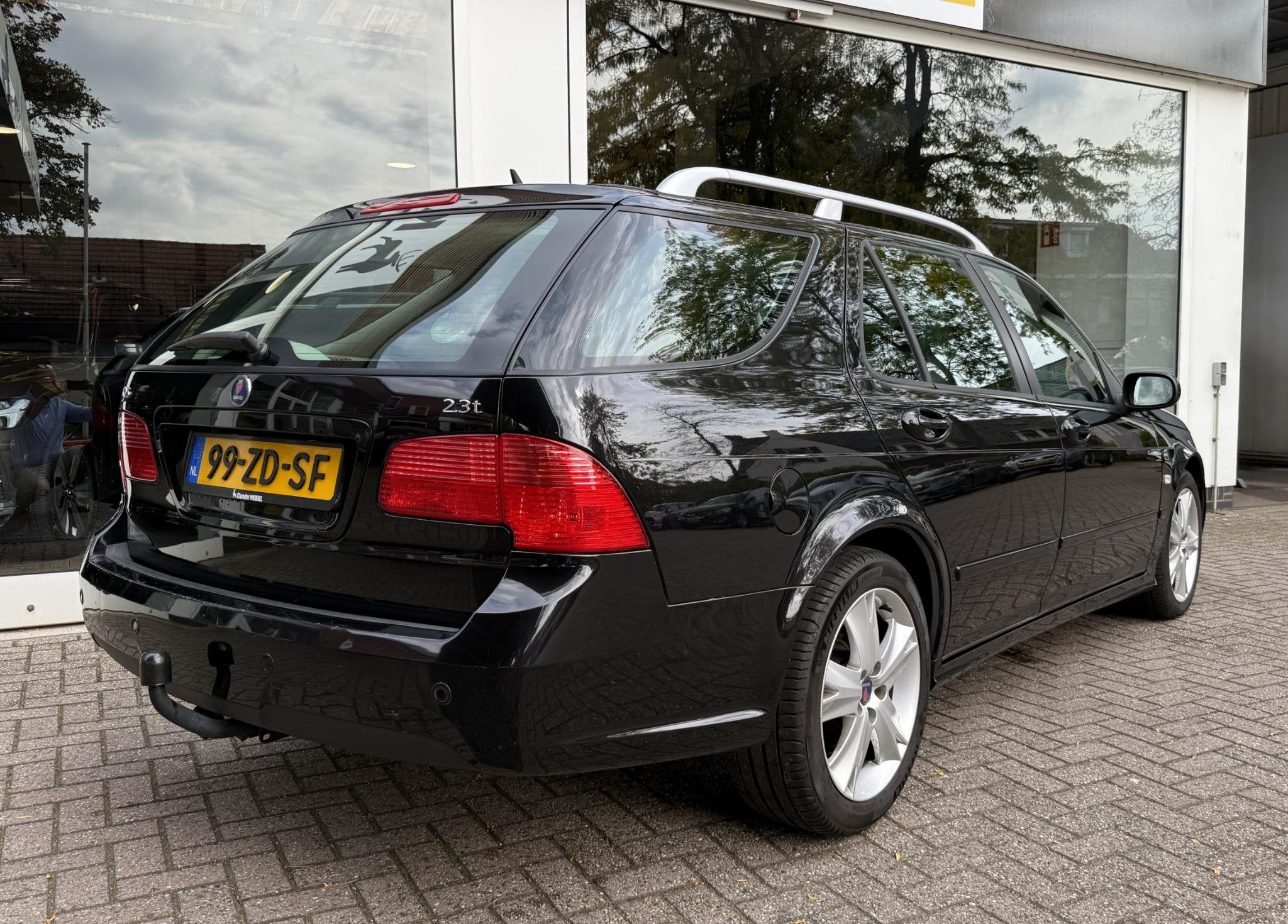 Saab 9-5 Estate 2.3t Vector Aut. |Leder|Xenon|Trekhaak|, Auto's, 4 cilinders, 2290 cc, Zwart, 93 €/maand