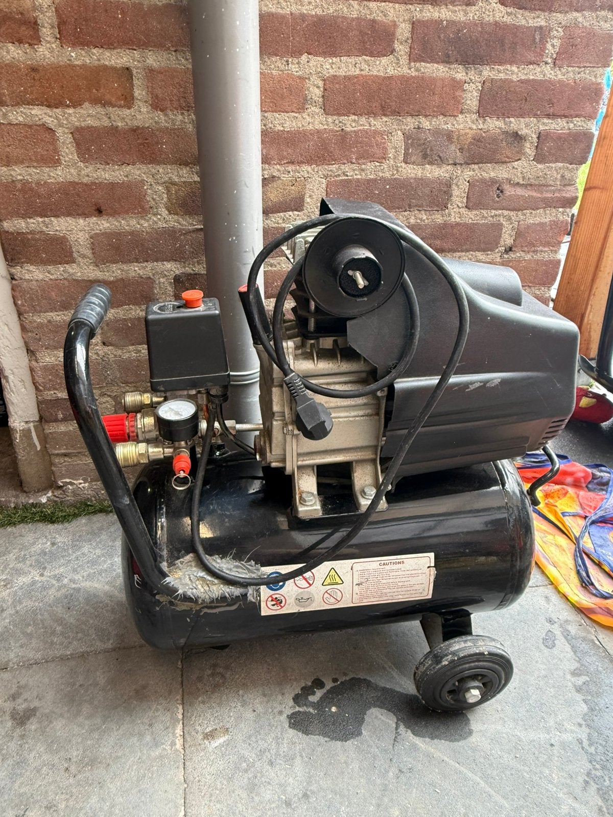 Compressor 24 liter te koop, Doe-het-zelf en Verbouw, Compressors, Minder dan 25 liter, Ophalen, Gebruikt, Minder dan 200 liter/min