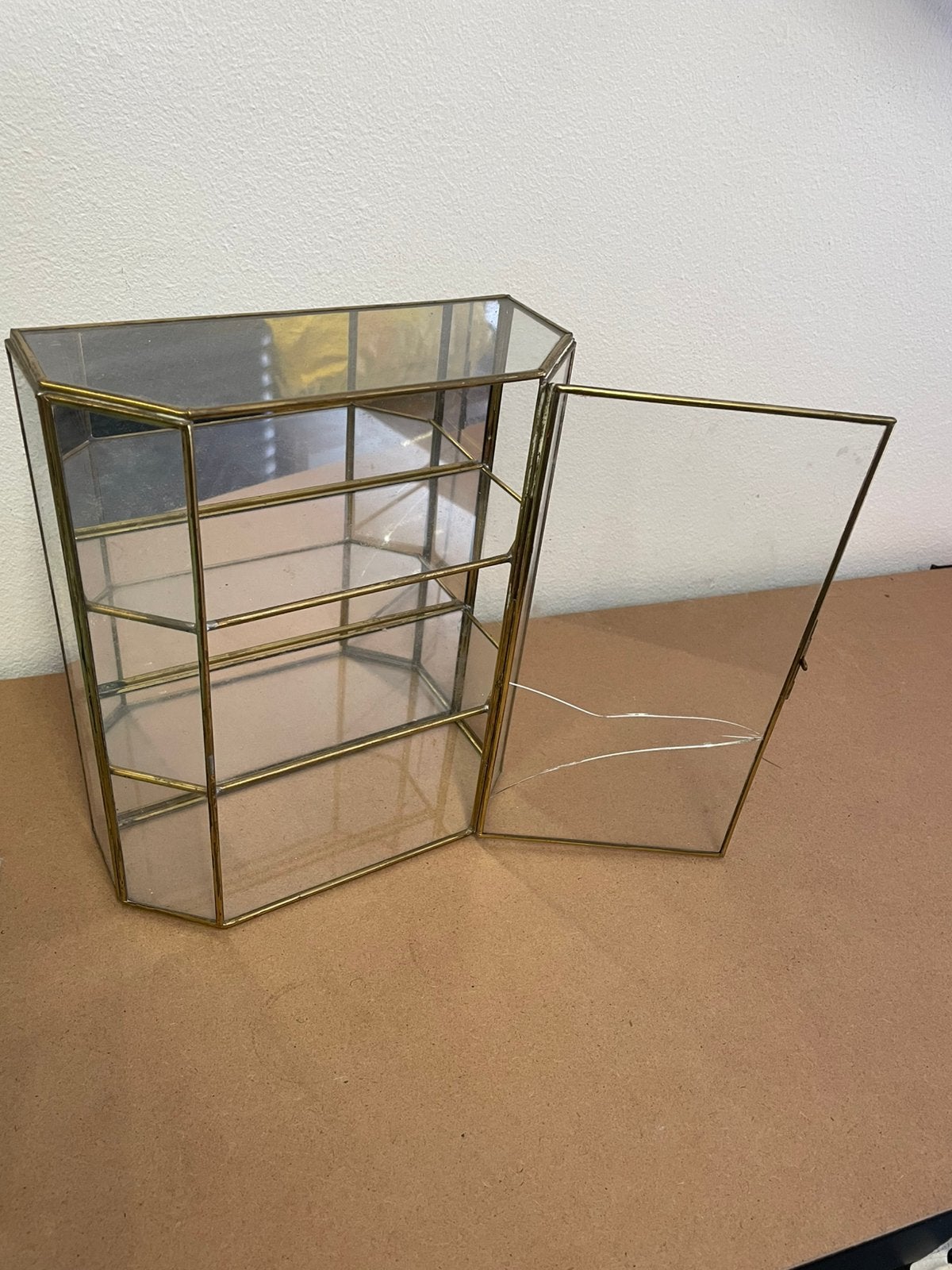 Vintage messing & glas vitrine kastje. Gebroken glas, Huis en Inrichting, Ophalen, 50 tot 100 cm, Minder dan 100 cm, 25 tot 50 cm
