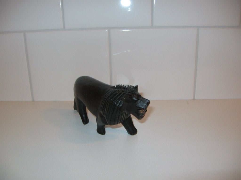 Leeuw Afrika houtsnijwerk, Antiek en Kunst, Minder dan 20 cm, Ophalen of Verzenden, Zwart, Beeld