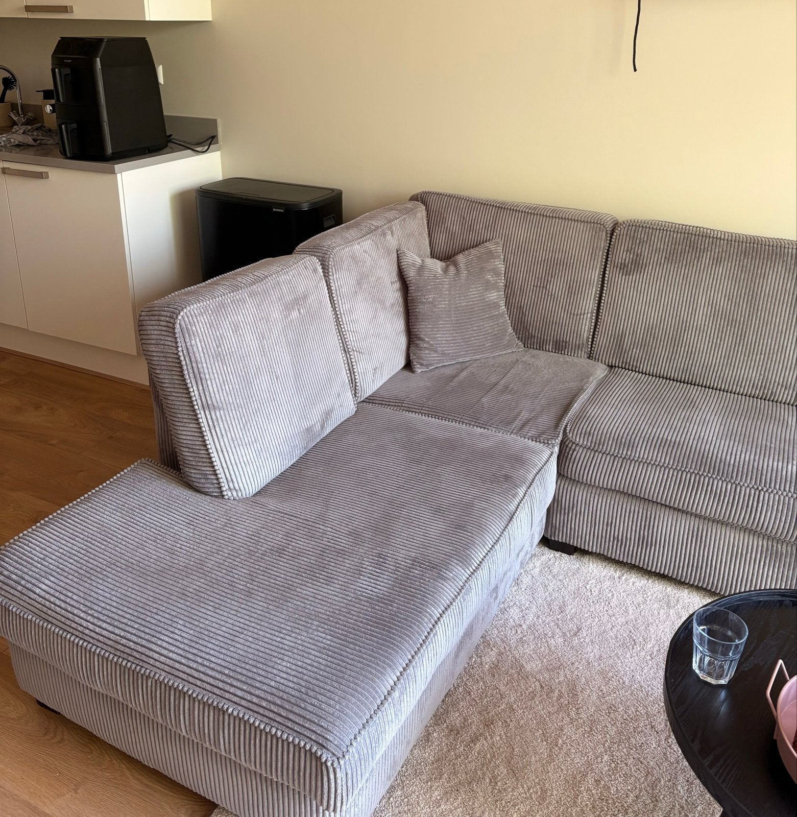 Grijze ribstof hoekbank met chaise longue, Huis en Inrichting, Banken | Bankstellen, Zo goed als nieuw, Hoekbank, Vierpersoons of meer