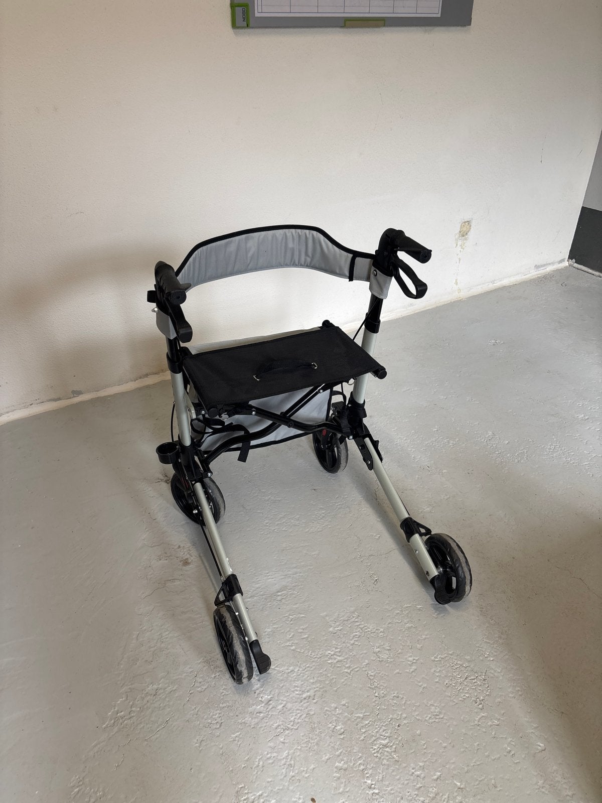 AREBOS lichtgewicht aluminium rollator – zo goed als nieuw, Ophalen of Verzenden, Opvouwbaar, Zo goed als nieuw