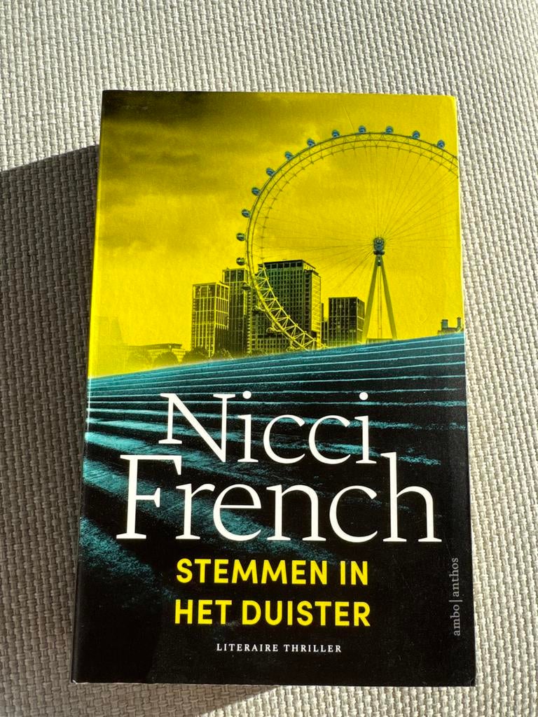 Literaire thriller: Stemmen in het duister - Nicci French, Ophalen of Verzenden, Zo goed als nieuw, Europa overig