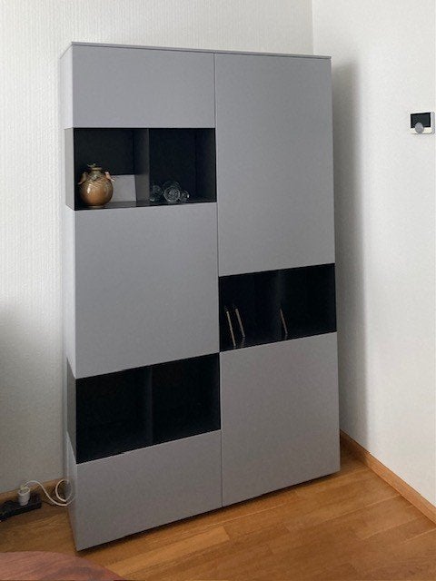 Luxe kast van merk KARAT - mat grijs met antraciet elementen, Ophalen, 100 tot 150 cm, Modern, strak, tijdloze uitstraling, 25 tot 50 cm