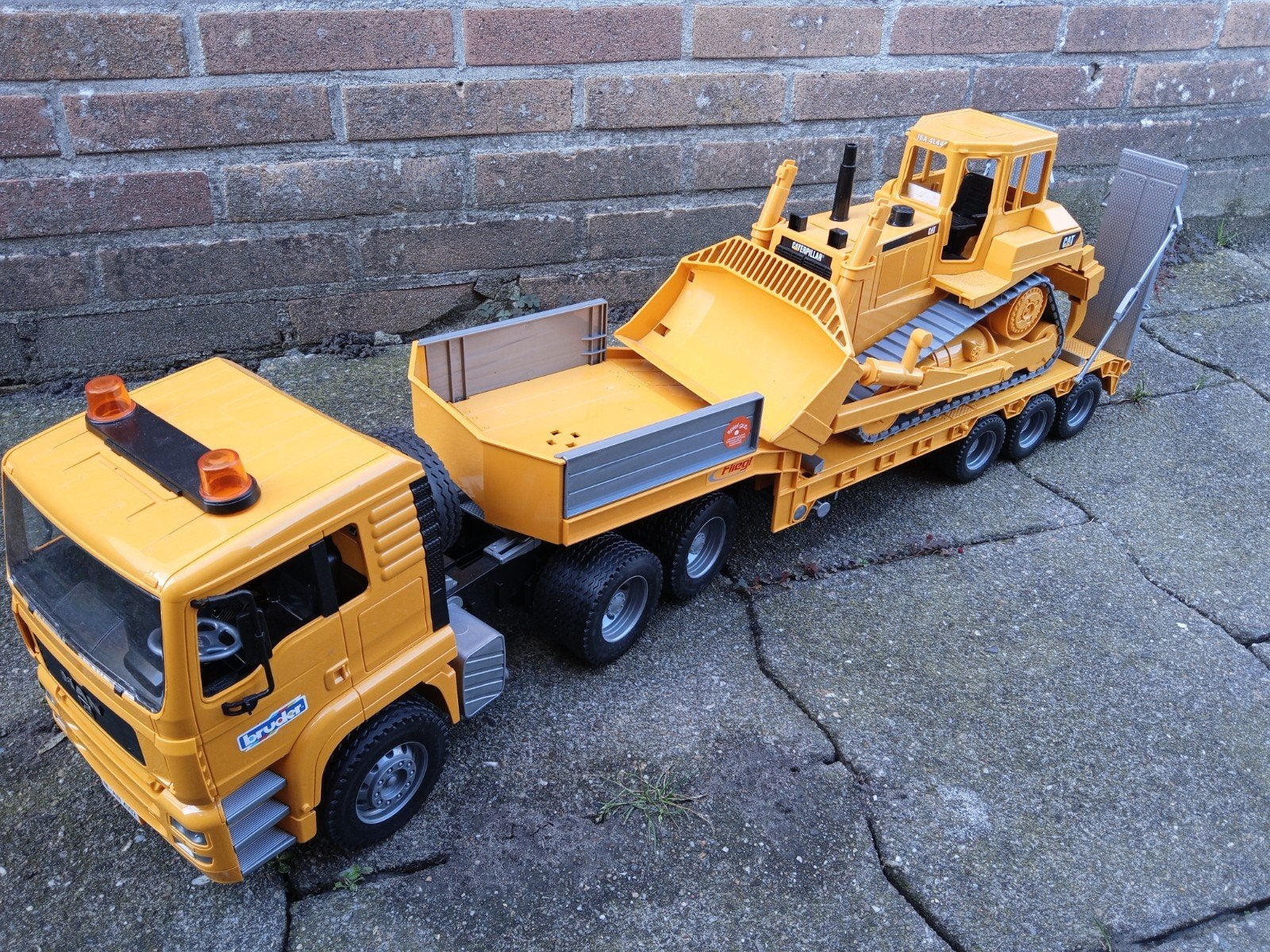 Bruder MAN Dieplader met CAT Bulldozer - Nieuw!, Ophalen, Nieuw, Schaal 1:16, Onderdeel