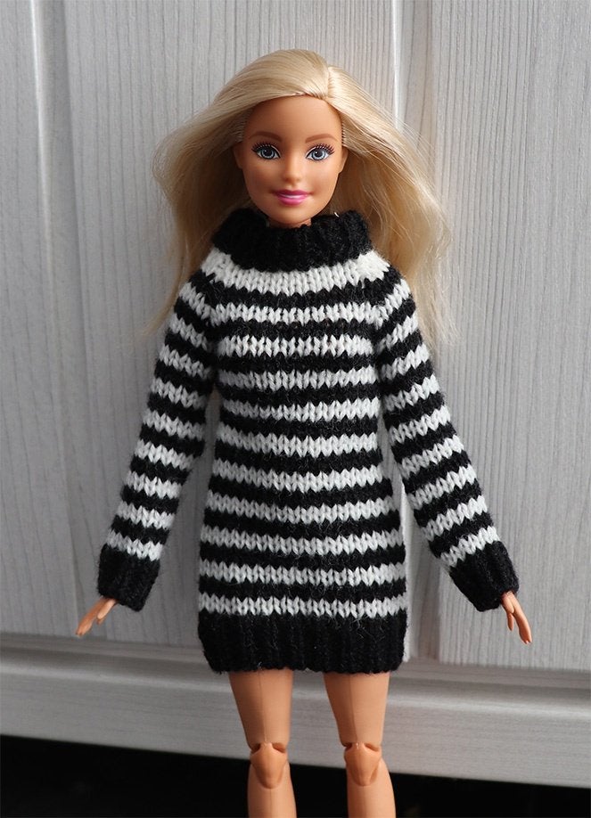 Barbie kleding nieuw - Gebreide trui / jurk zwart wit, Ophalen of Verzenden, Nieuw, Barbie