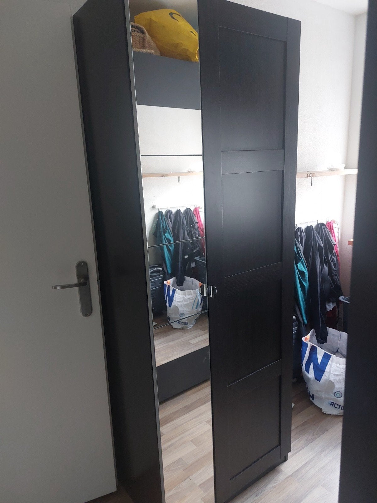 Zwarte/donkerbruine ikea kledingkast met spiegeldeur, Huis en Inrichting, Ophalen, Gebruikt, 200 cm of meer, 50 tot 100 cm
