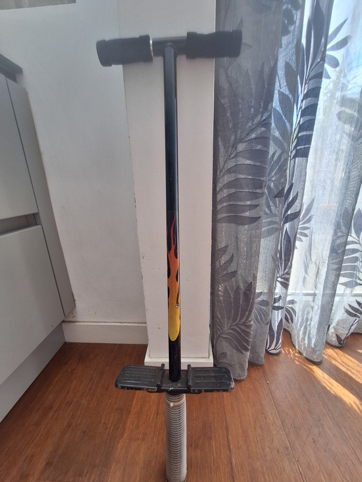 Pogo Stick met vlammen design, Kinderen en Baby's, Speelgoed | Buiten | Actiespeelgoed, Ophalen, Gebruikt