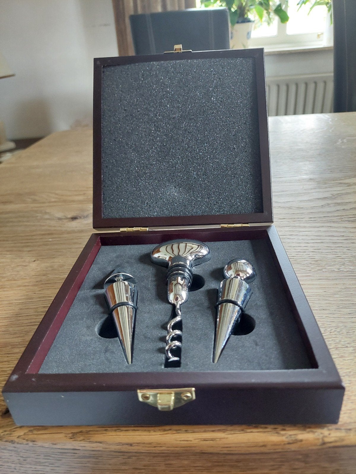 Wijnaccessoires set in houten kistje, Ophalen of Verzenden, Zo goed als nieuw, Minder dan 5 flessen, Metaal