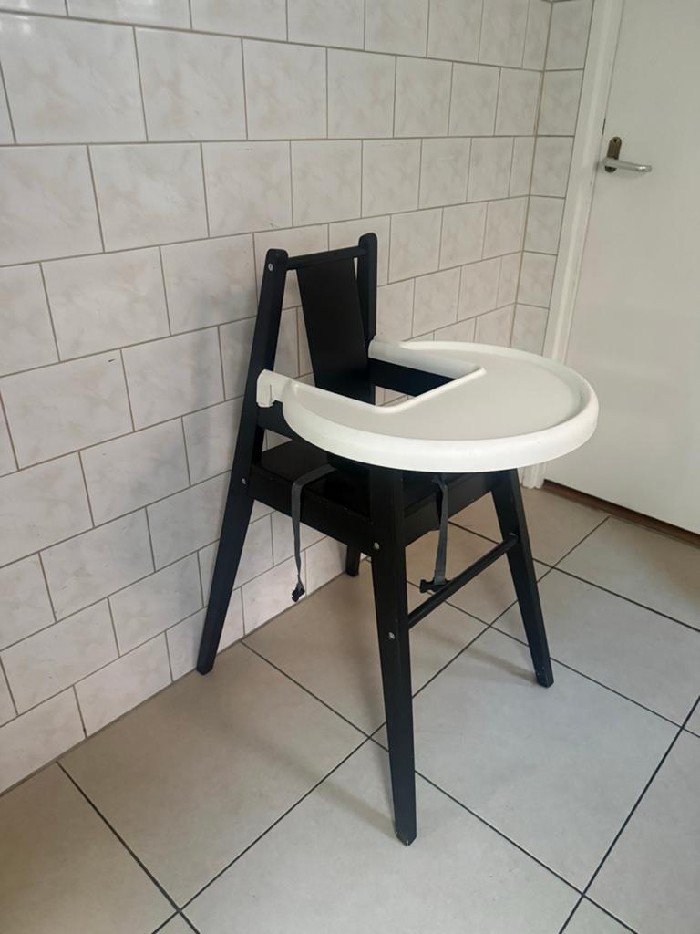 IKEA kinderstoel zwart met afneembaar wit blad, Ophalen, Gebruikt, Overige typen, Afneembaar eetblad