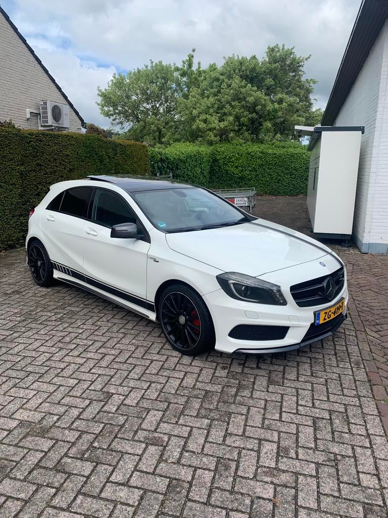 Mercedes-Benz A-Klasse A180 AMG pakket/Pano/Leer/Xeno/18”AMG, Auto's, Mercedes-Benz, Voorwielaandrijving, Zwart, 4 cilinders, 1200 kg