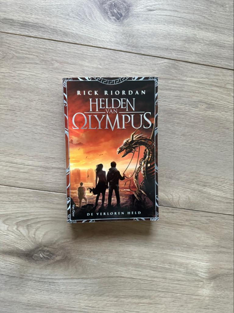 Helden van Olympus: De Verloren Held - Rick Riordan, Boeken, Ophalen of Verzenden, Zo goed als nieuw