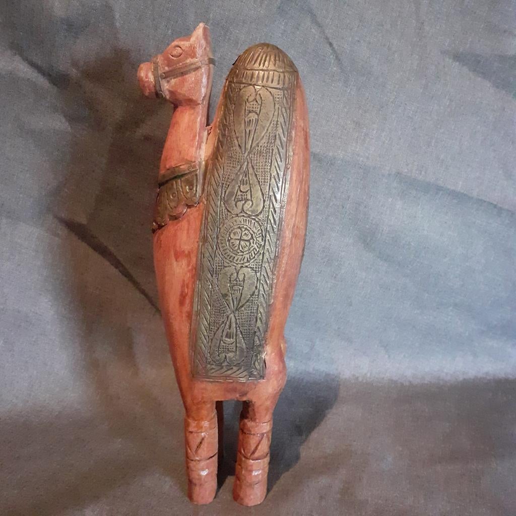 Houten beeld met koper beslag "Dromedaris", Antiek en Kunst, Ophalen of Verzenden