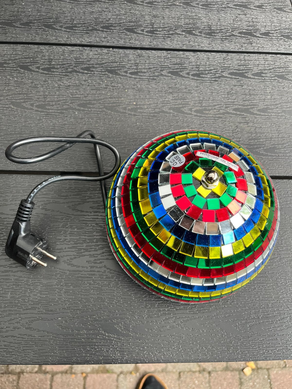 Halve gekleurde spiegbal met motor, G, G, G, Discobol