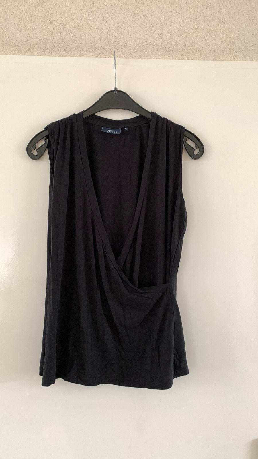 Zwarte waterval top maat m nieuw, Kleding | Dames, Tops, Ophalen of Verzenden, Nieuw, Zwart, Zonder mouw