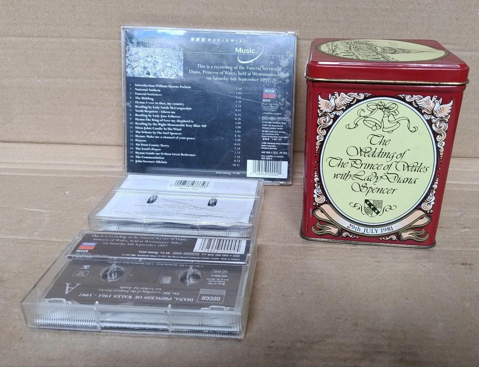 BBC CD recording funeral Prinses Diana, 2 cassettes + blik, Verzamelen, Ophalen of Verzenden, Zo goed als nieuw, Buitenland, Overige typen