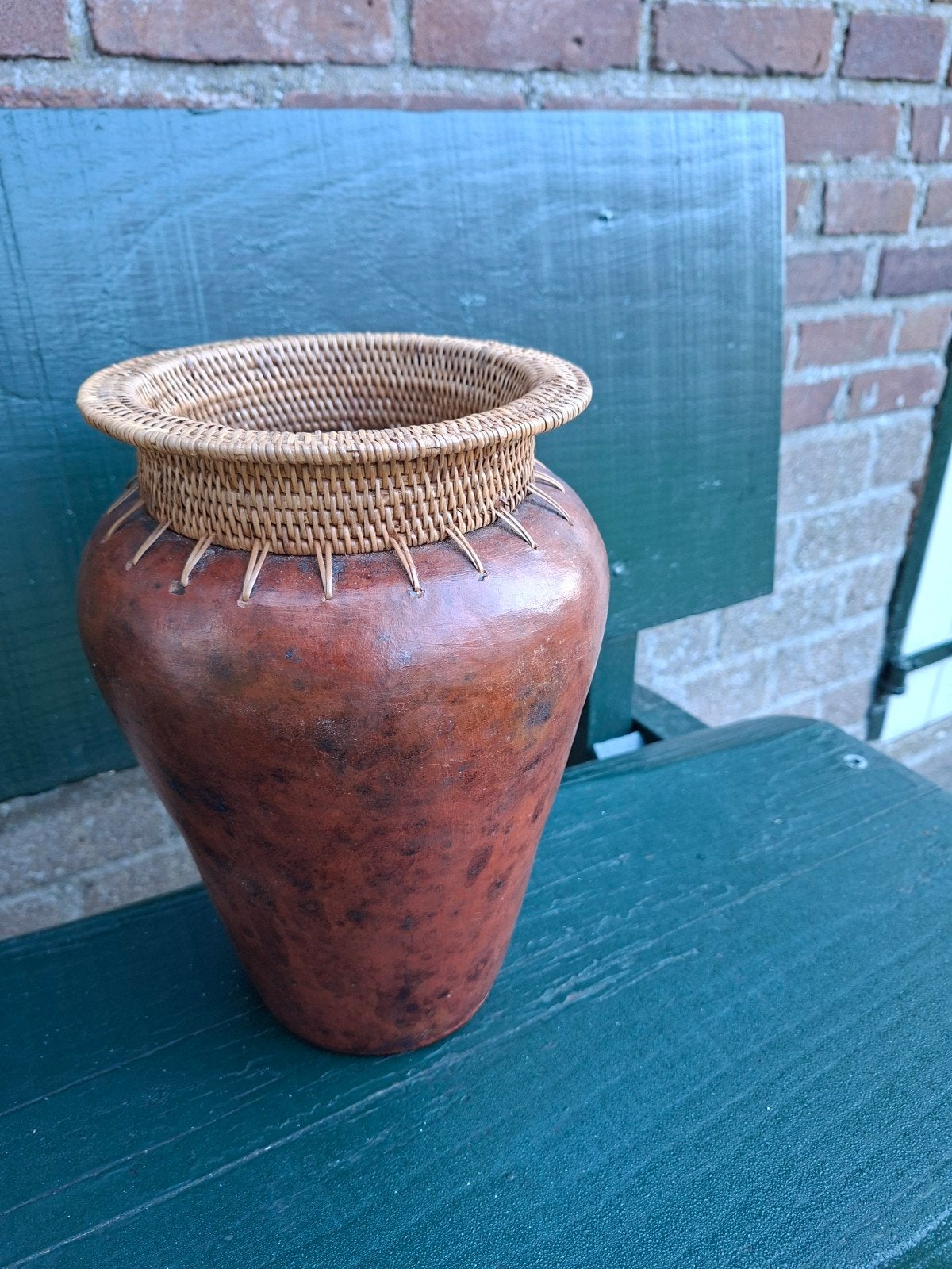 Vintage aardewerken pot met rieten rand, 30 cm hoog, Ophalen of Verzenden