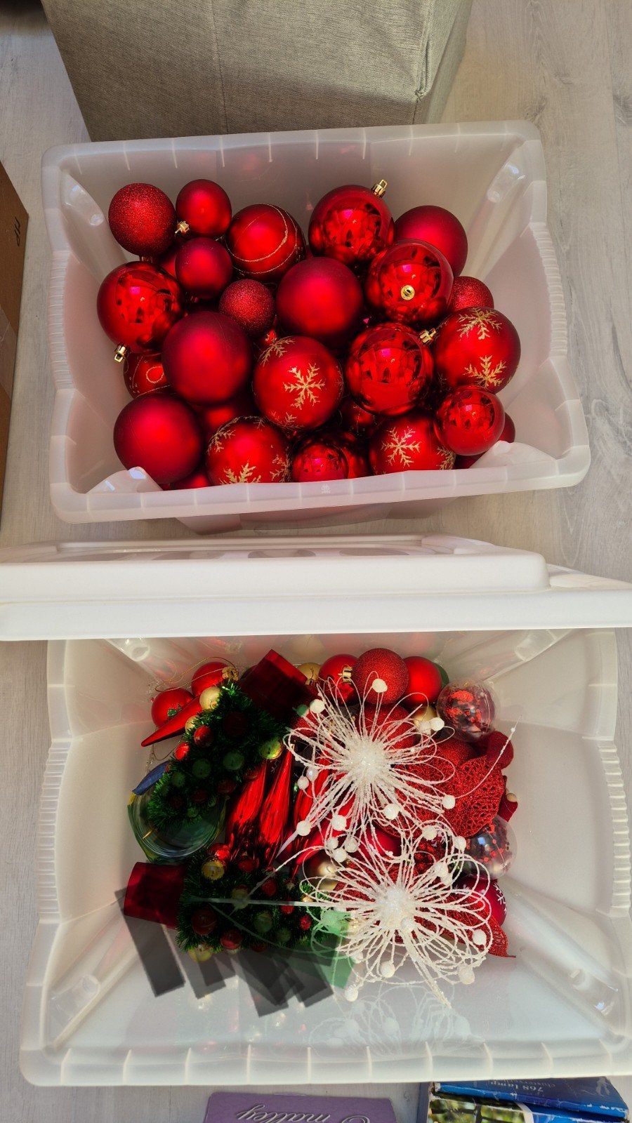 2 dozen met rode kerstballen, Ophalen, Zo goed als nieuw